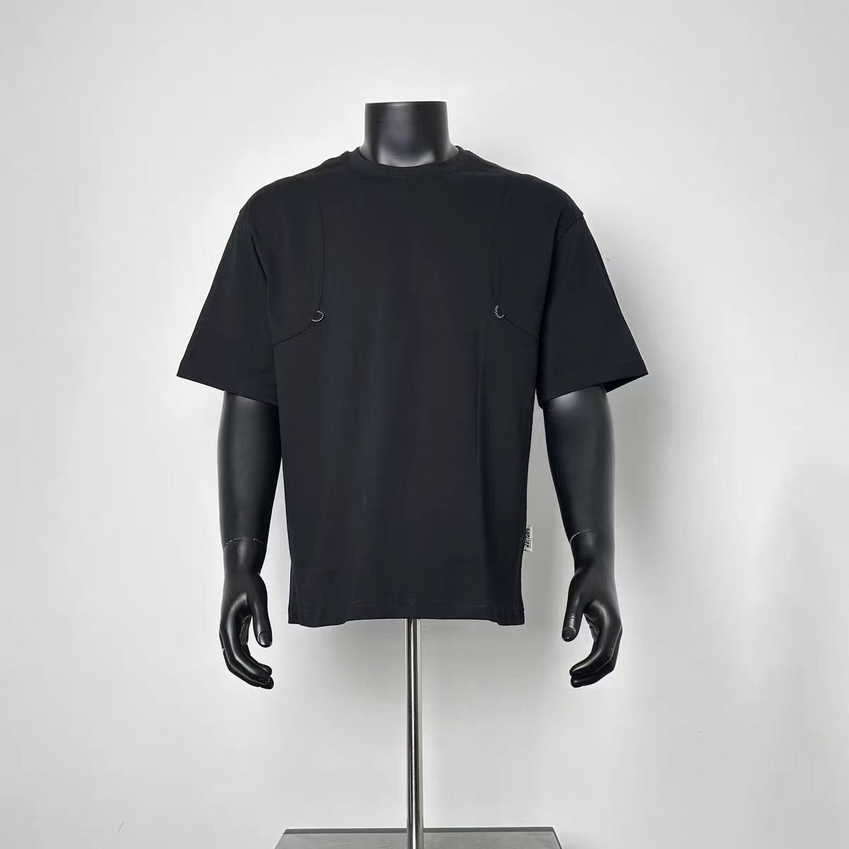 Solid Black Curved Contour Seam T-Shirt Men Loose Boxy Crew Neck D-Ring Detail Minimal Architectural Tailoring Side Tag Short Sleeve Casual Tee